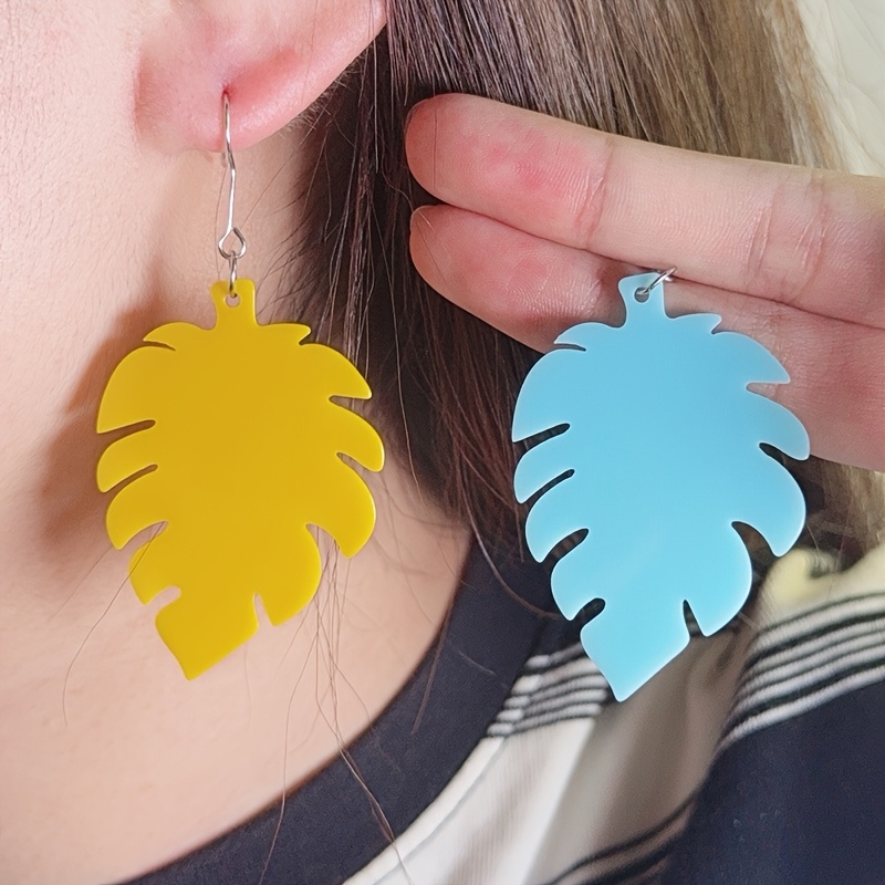 Women's 2pcs Exaggerated Candy-Colored Maple Leaf Acrylic Earrings